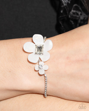 Paparazzi - Dainty Devotee - White Bracelet