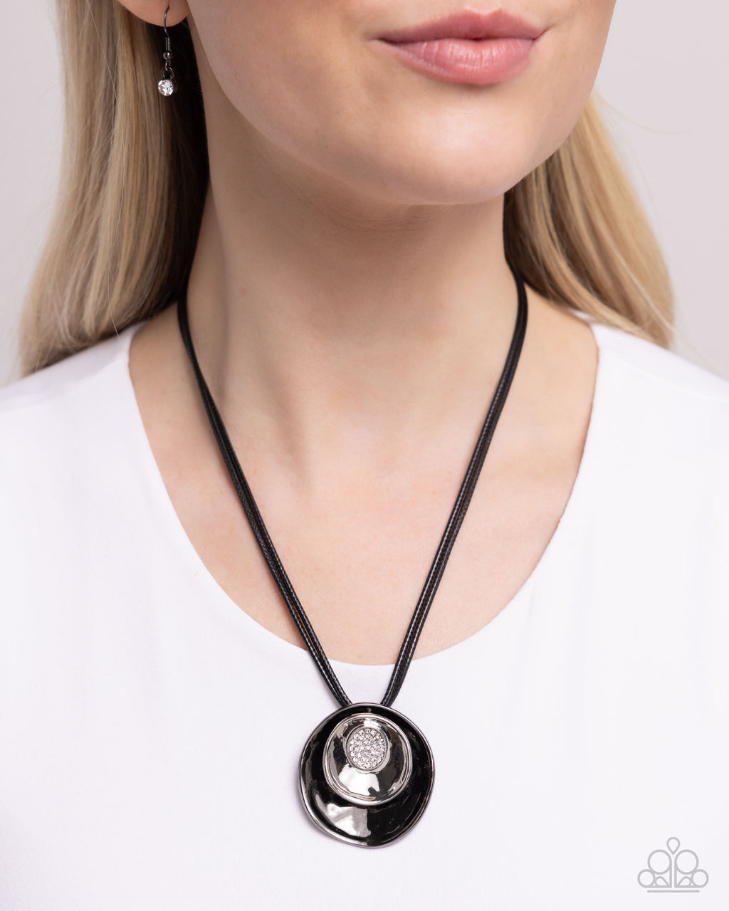 Paparazzi - Duchess Disc - Black Necklace