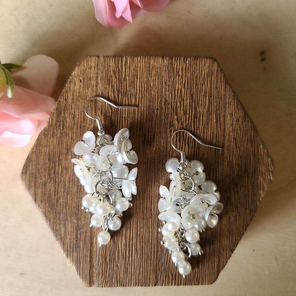Paparazzi - Bountiful Bouquets - White Earrings