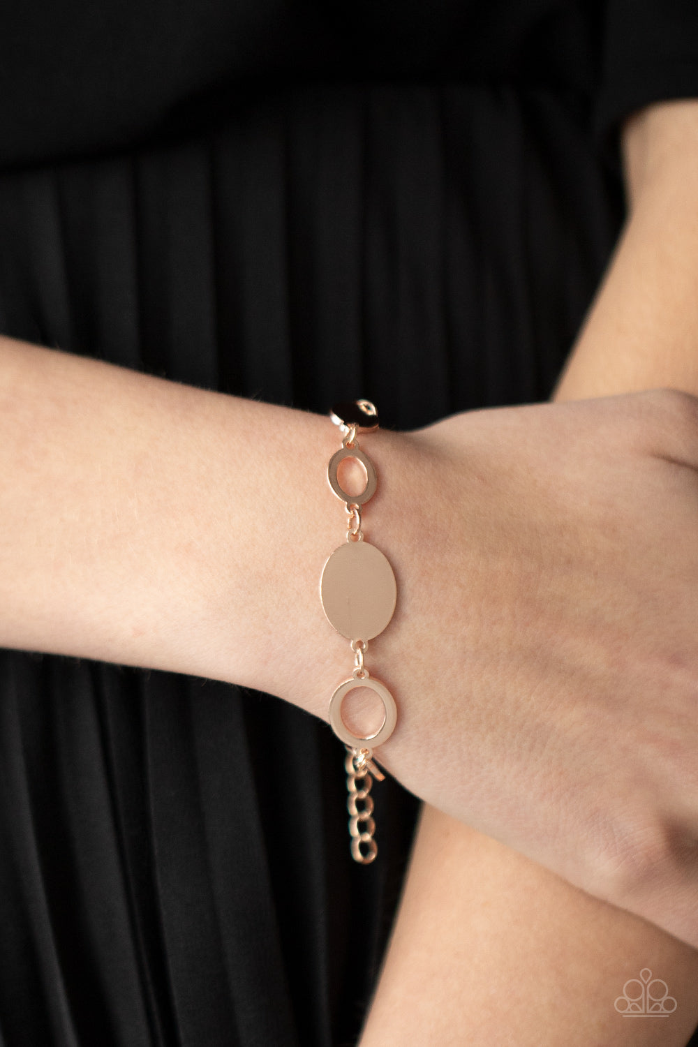 Paparazzi - OVAL and Out - Rose Gold Bracelet
